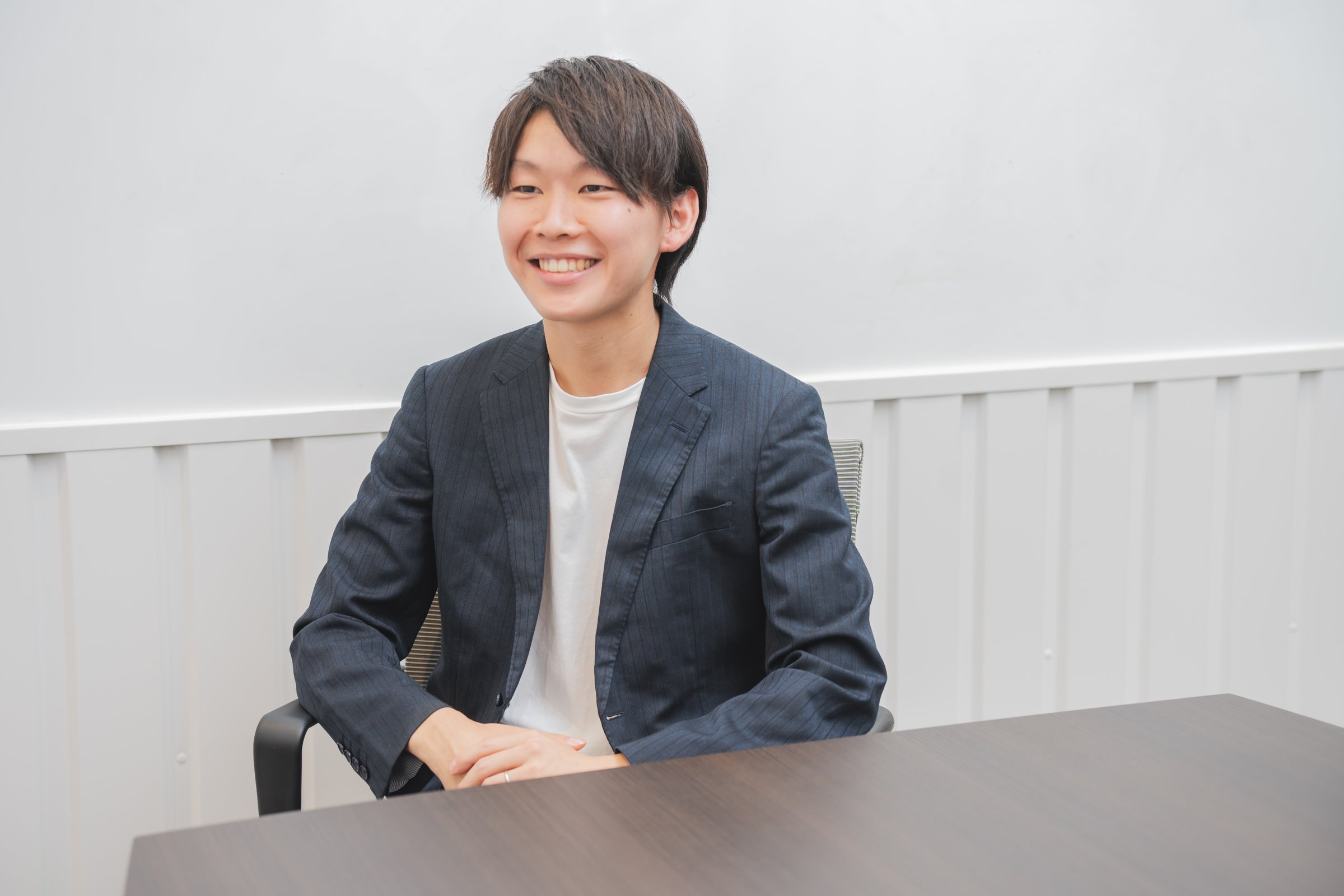 インタビューに応じる滝口侑平